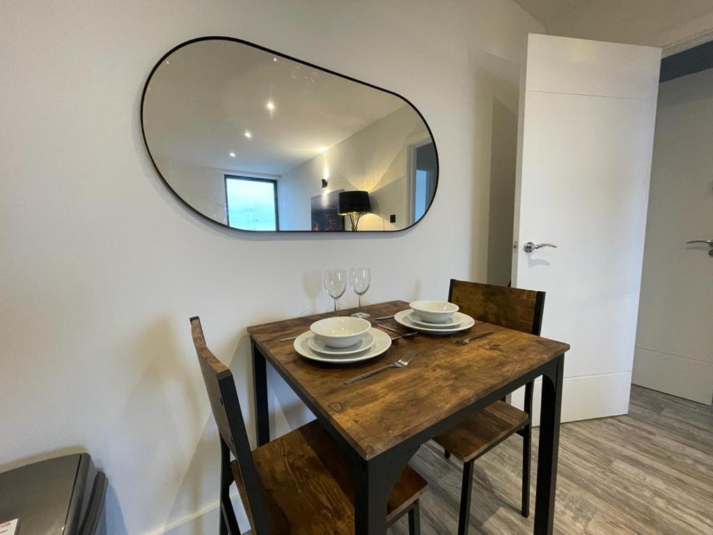 Kingsbridge Point - Cosy One Bed Apartments Near Town Centre, Суиндон Экстерьер фото